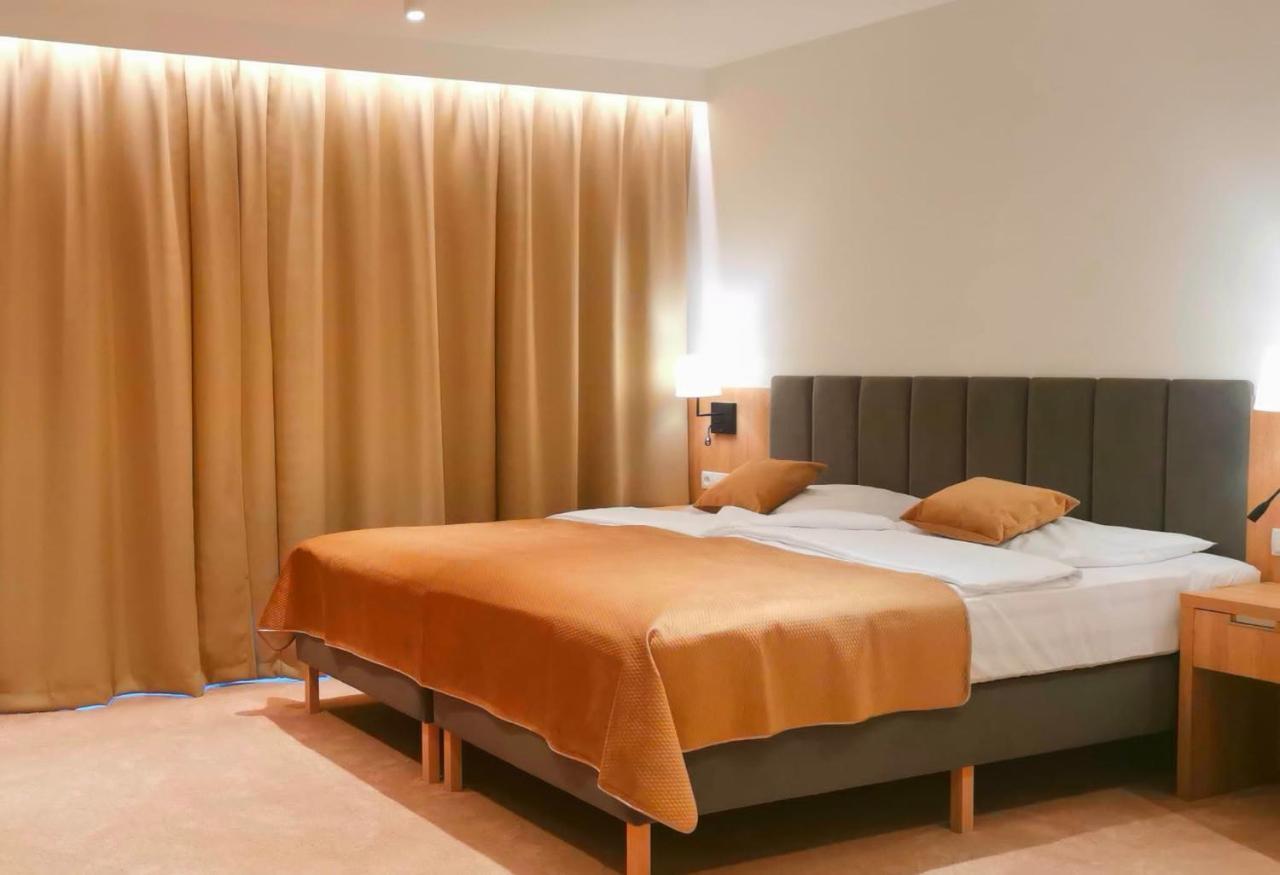 Hotel Skal Medi Spa & Resort 尤斯托尼莫斯基 外观 照片